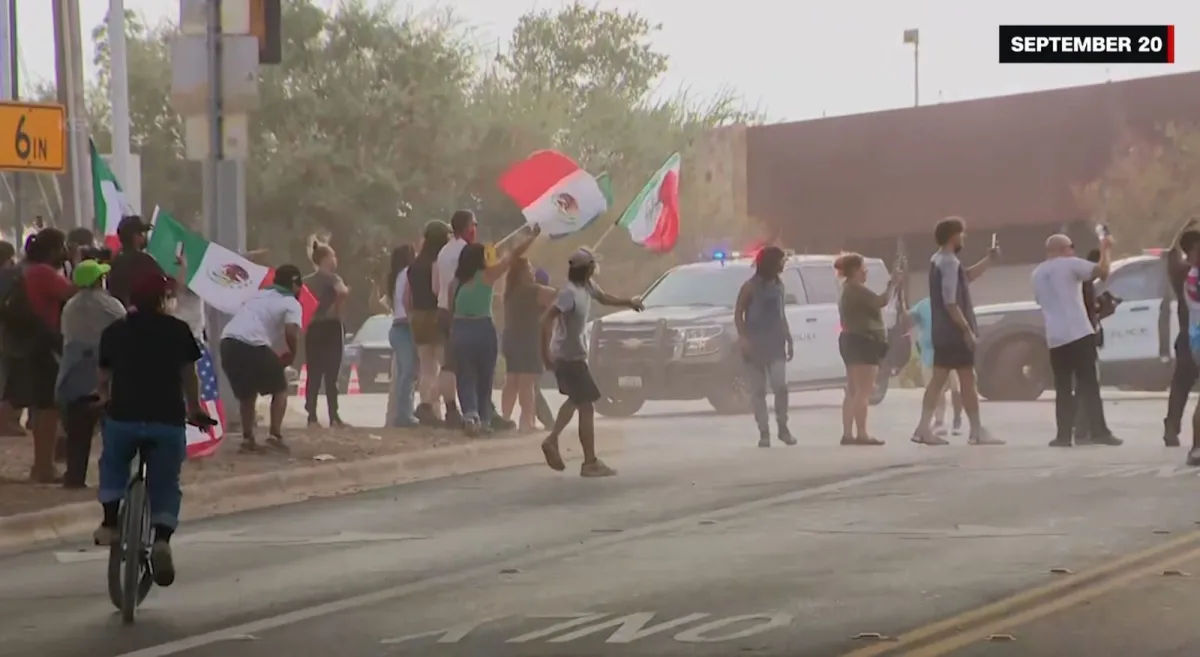 Agente do ICE baleia entregador venezuelano no Texas e provoca protestos